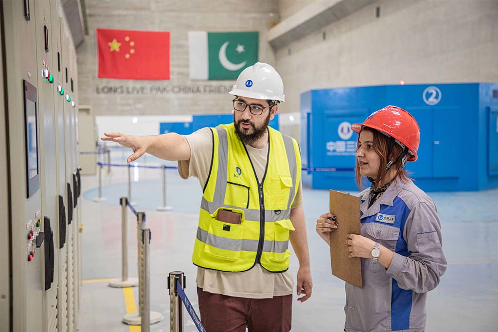 7月14日，巴方工作人員在卡洛特水電站-地下電廠(chǎng)檢查數(shù)據(jù)。 （人民網(wǎng)記者 薛丹攝）